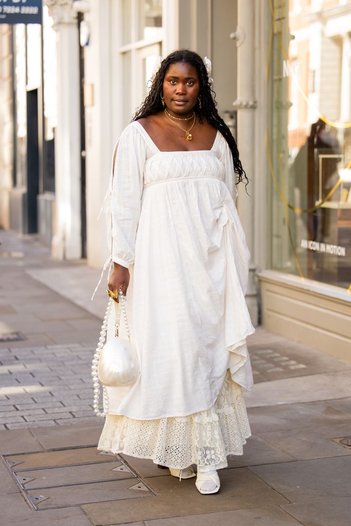 Una invitada viste un vestido blanco, una falda de encaje y un bolso redondo en el exterior de Bora Aksu durante la Semana de la Moda de Londres de septiembre de 2024 el 13 de septiembre de 2024 en Londres, Inglaterra.