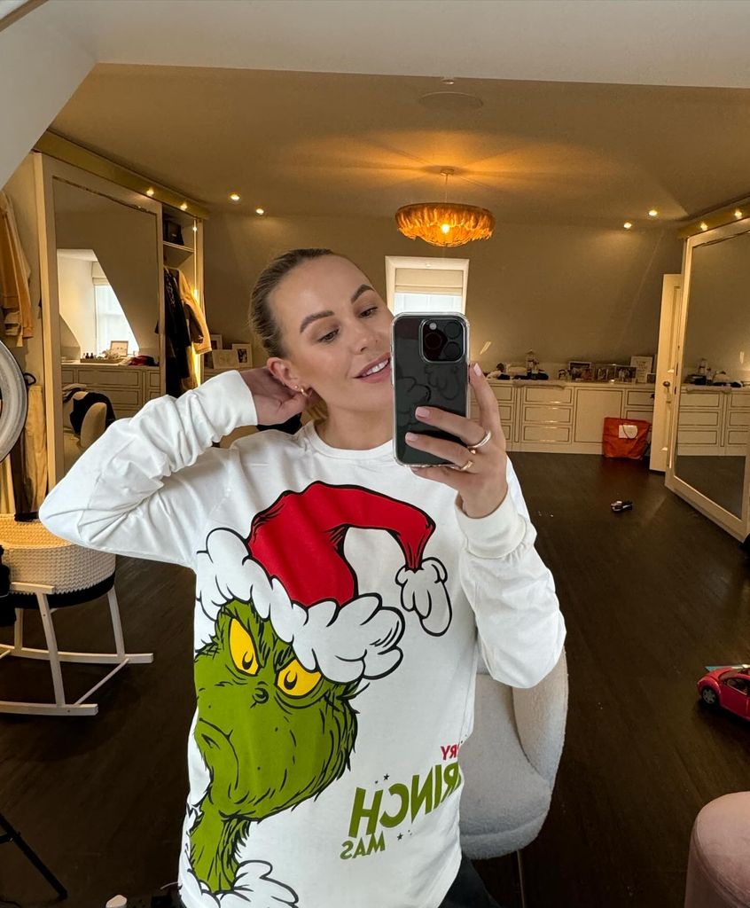 kate mirror selfie in grinch pjs