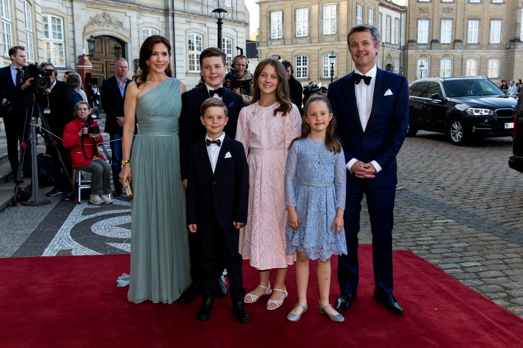 Putri Isabella mengenakan bros untuk pesta makan malam ulang tahun ke -50 Pangeran Joachim di 2019