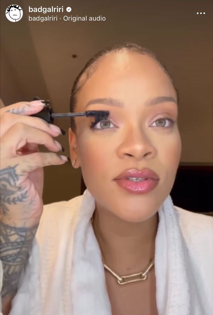 Rihanna applying mascara 