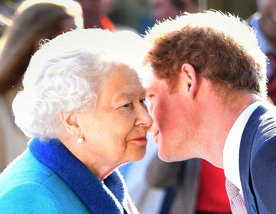 queen harry kiss