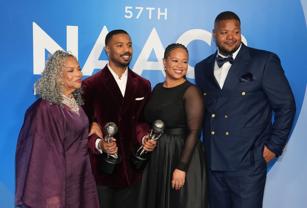 Donna Jordan, Michael B. Jordan, Jamila Jordan-Theus et Khalid Jordan posent dans la salle de presse lors de la 57e NAACP Image Awards au Pasadena Civic Auditorium le 28 février 2026 à Pasadena, Californie.
