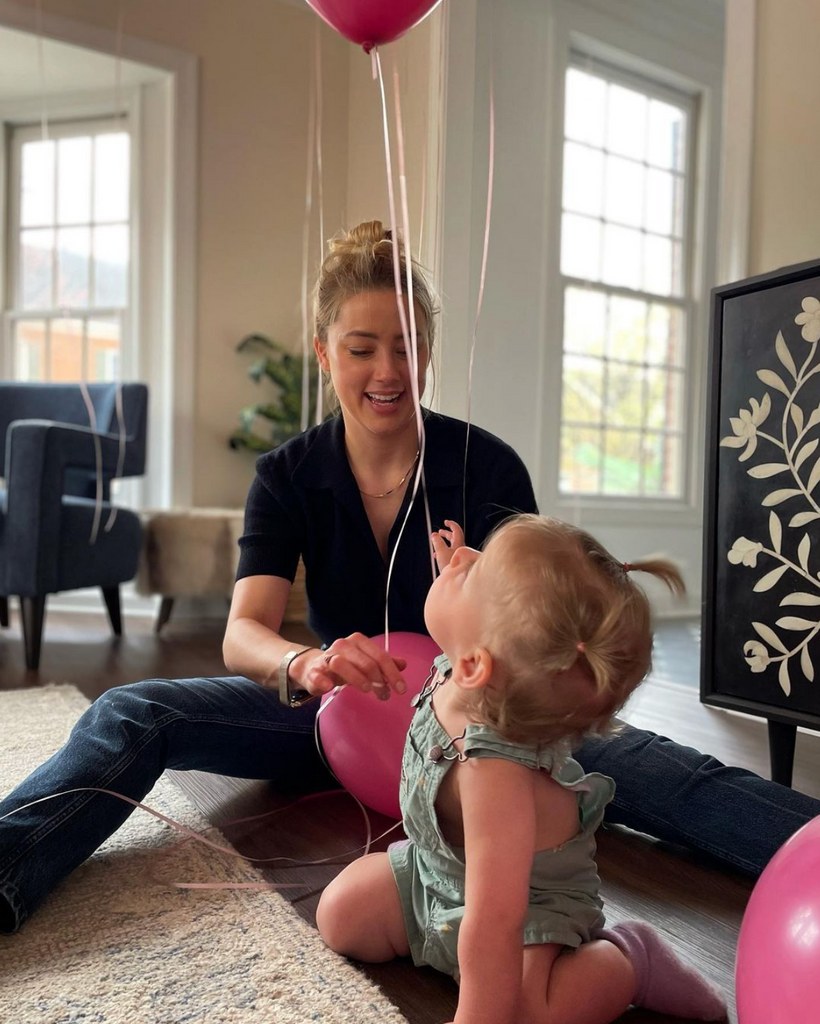Photo of Amber Heard with her daughter Oonagh