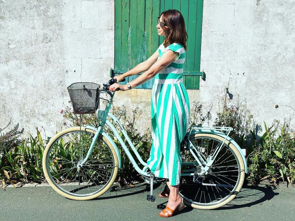 alex jones posing on green bike in french town 