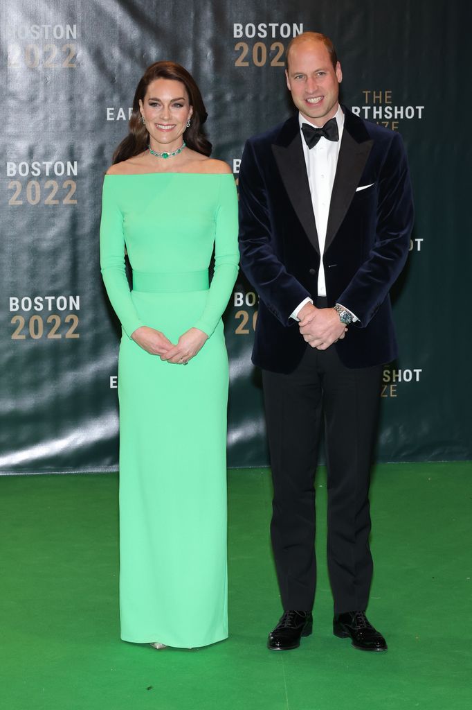 A Princesa de Gales em vestido verde ao lado de William