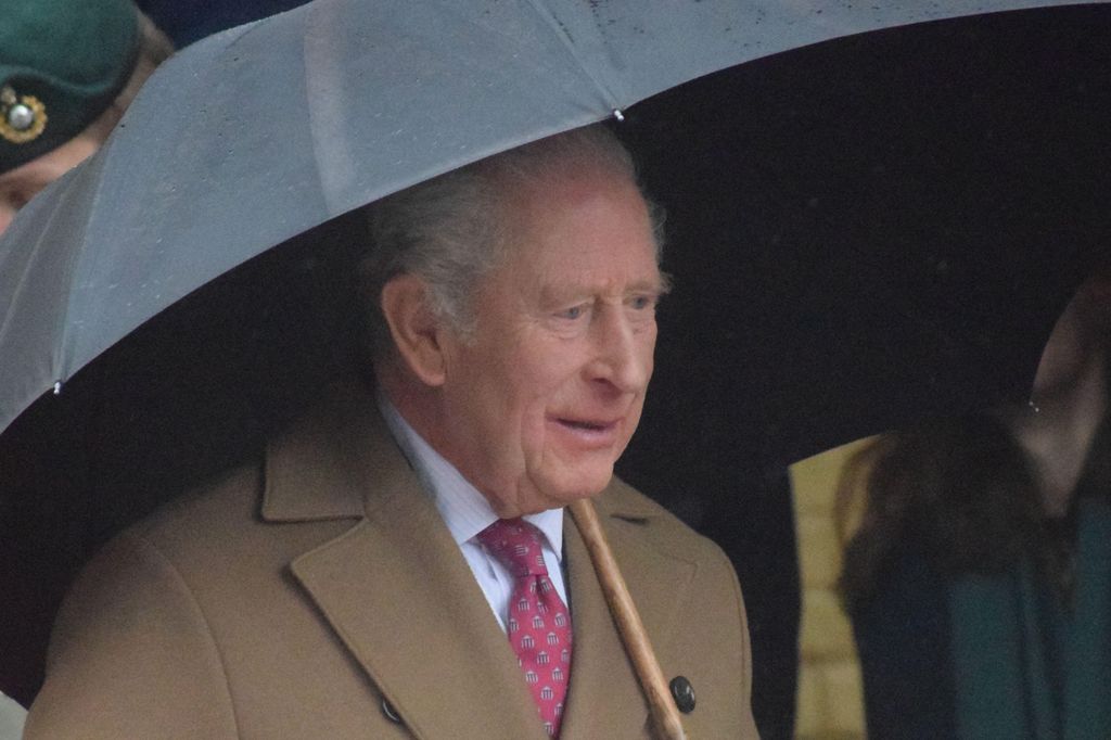 Le roi Charles effectue un bain de foule lors d'une visite à Dedham, Essex