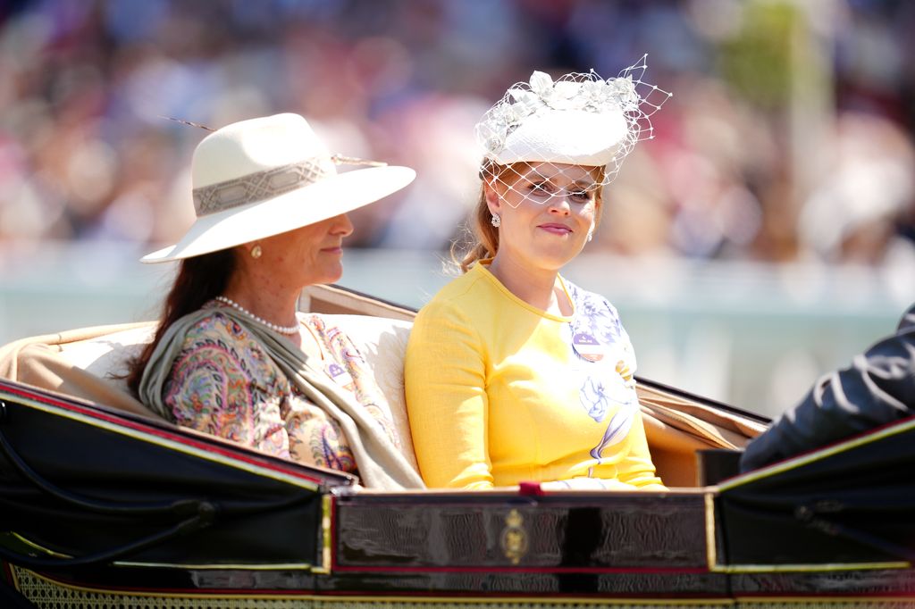 La duchesse Sophie et le prince Edward célèbrent l'anniversaire de Royal Ascot - Meilleures photos 1 Princesse Beatrice portant du jaune en voiture