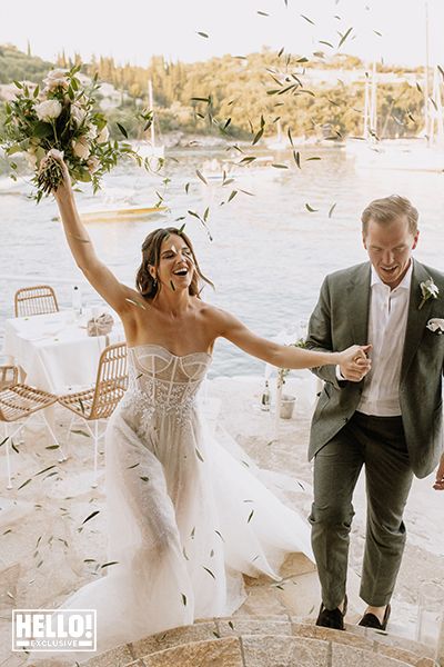 binky felstead holding bouquet