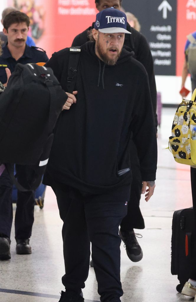 jelly roll black outfit airport