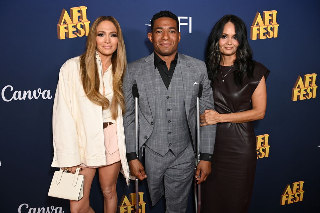 Jennifer Lopez ditemani oleh Anthony Robles dan Judy Robles di AFI FEST 2024 