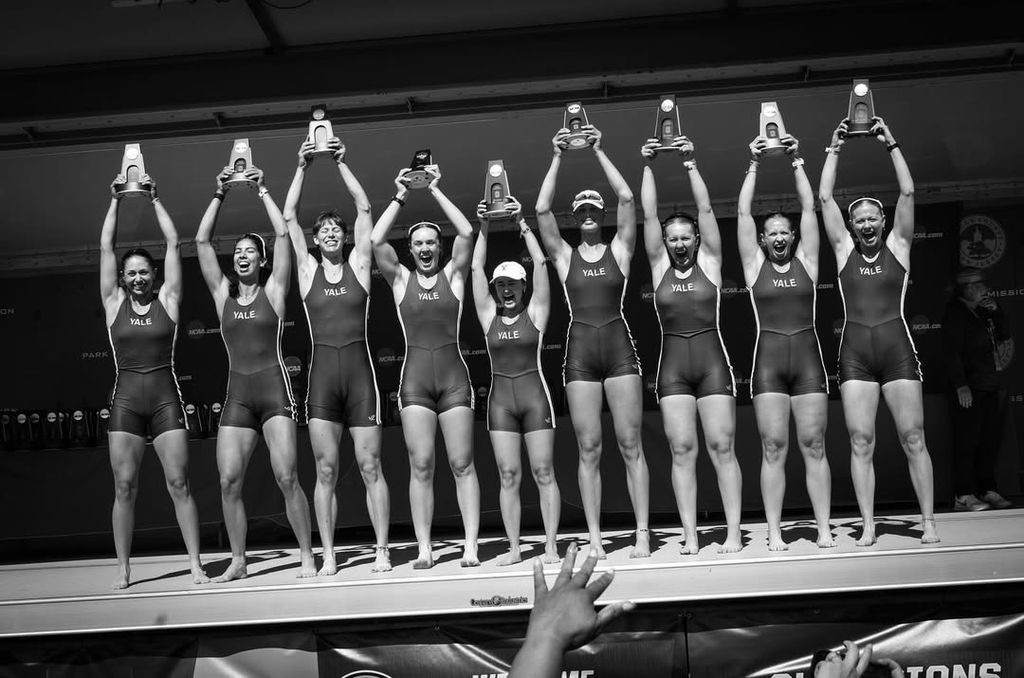 Une photographie de l'équipe féminine d'aviron de Yale Varsity après leur victoire de la NCAA le 1er juin prise par Peter Hermann et partagée sur Instagram