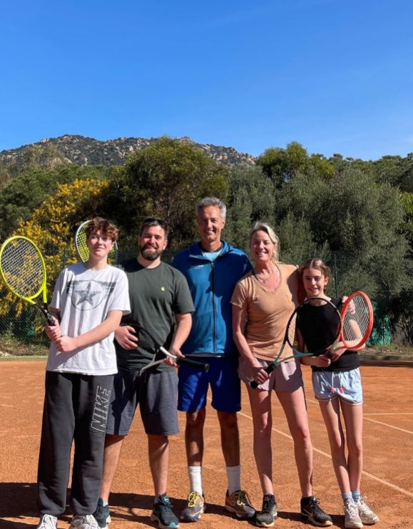 Tamzin Outhwaite avec ses enfants, son petit ami et un professeur de tennis