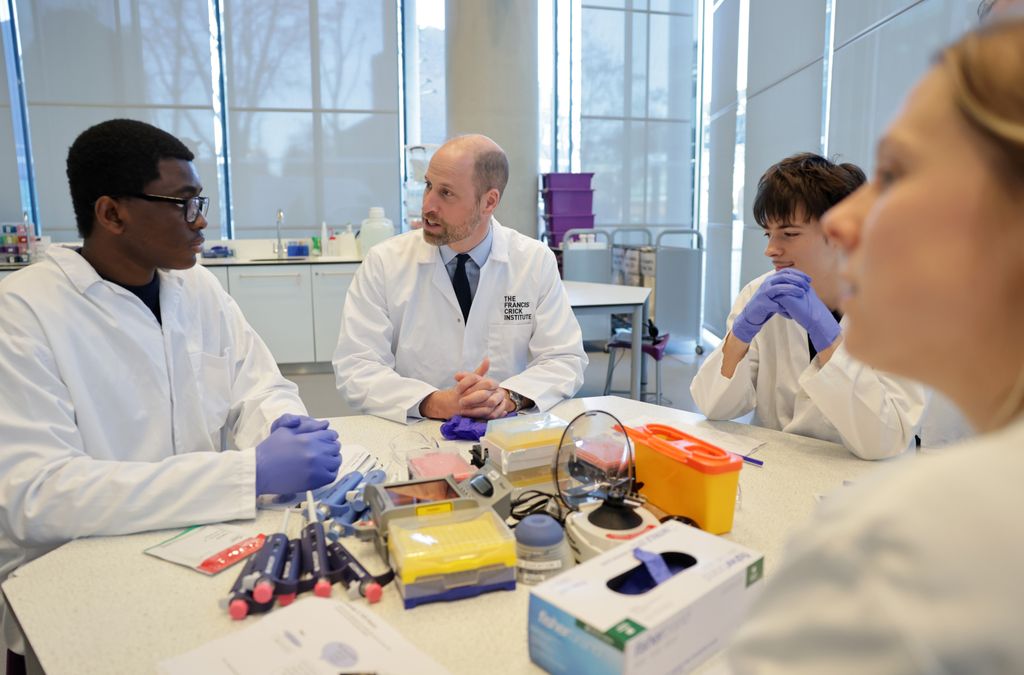 Фотография принца Уильяма, разговаривающего со студентами