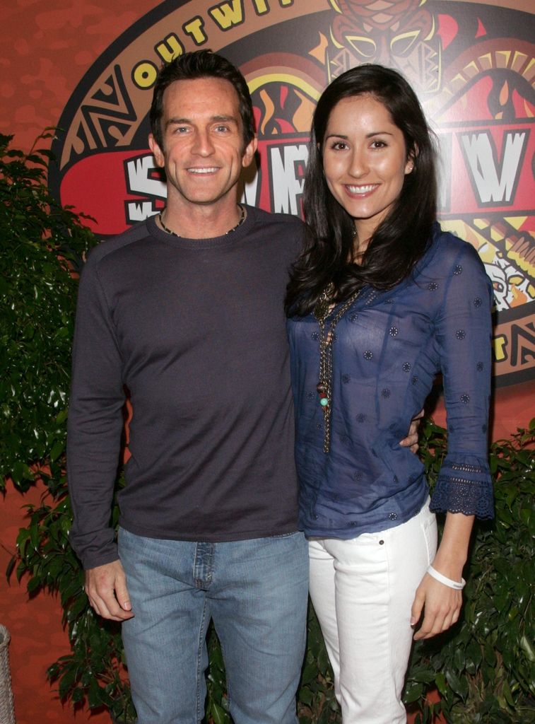 Jeff Probst, l'animatrice et petite amie Julie Berry lors de Survivor: Fiji - Finale/Reunion Show au Ed Sullivan Theatre de New York, New York, États-Unis, 2007
