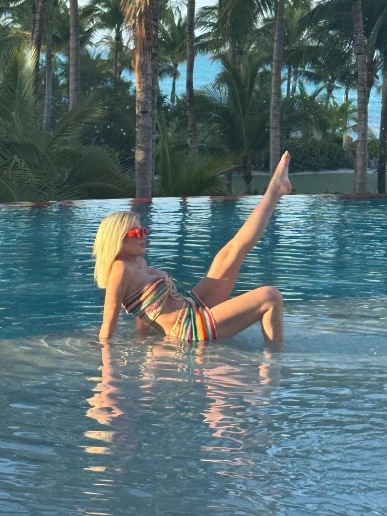 Tori Spelling pose dans un deux-pièces en tricot multicolore en vacances au Hyatt Bahamar Resort à Nassau, partagé sur Instagram