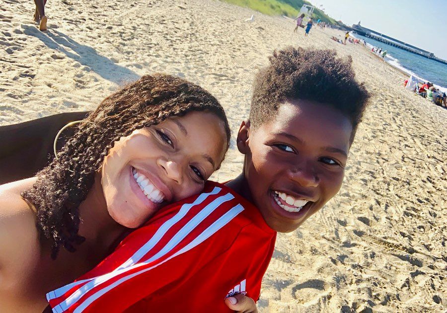 Sheinelle and Kayin smiling at the beach