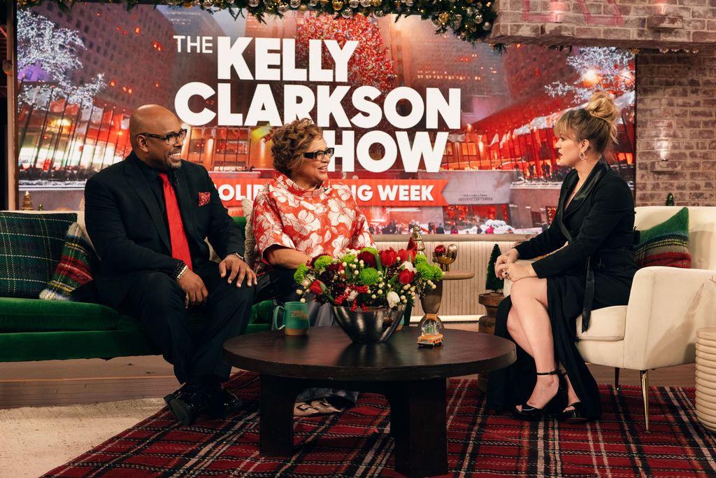 kelly clarkson with guests on the kelly clarkson show
