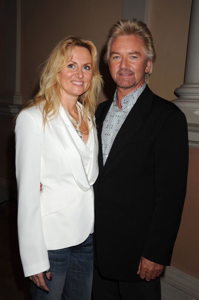 Noel Edmonds et sa femme Liz à l'intérieur d'un bâtiment