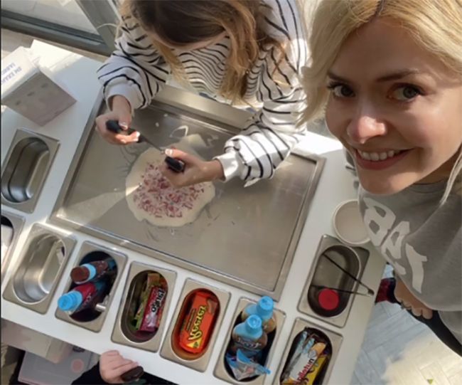 holly willoughby baking with daughter