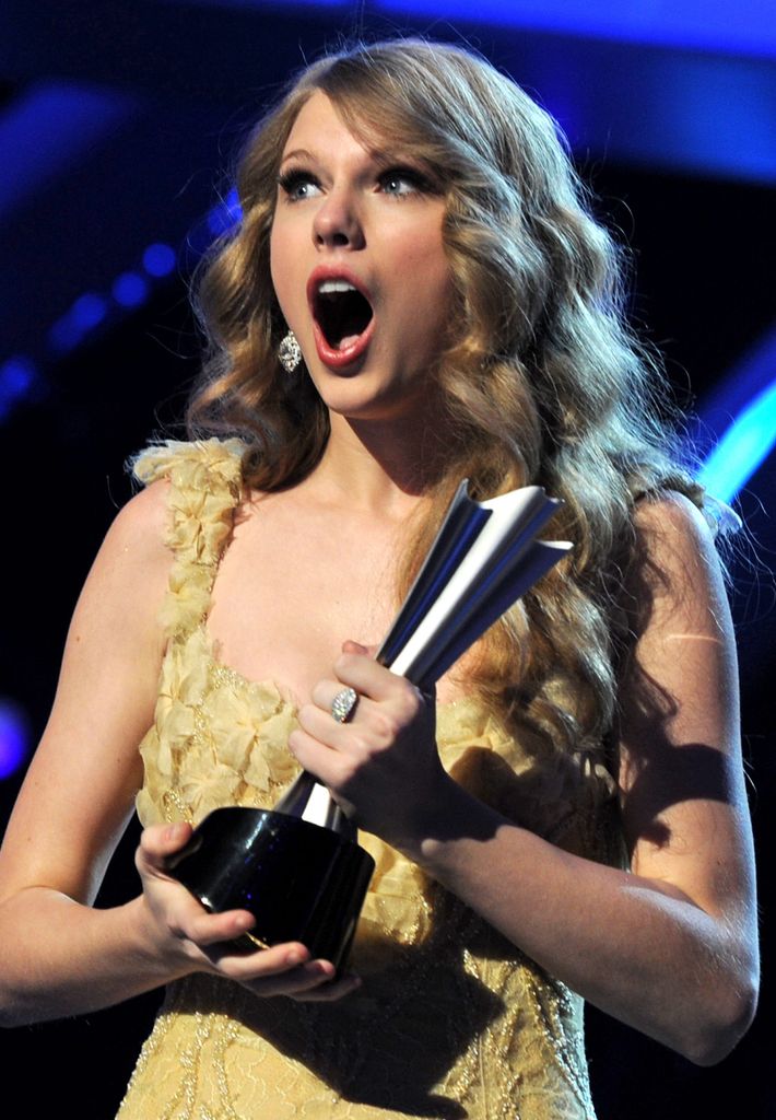 Taylor Swift looking shocked in 2011