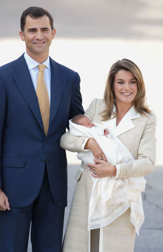 Crown Prince Felipe of Spain, and his wife Princess Letizia and new baby daughter Leonor leave the Ruber International clinic