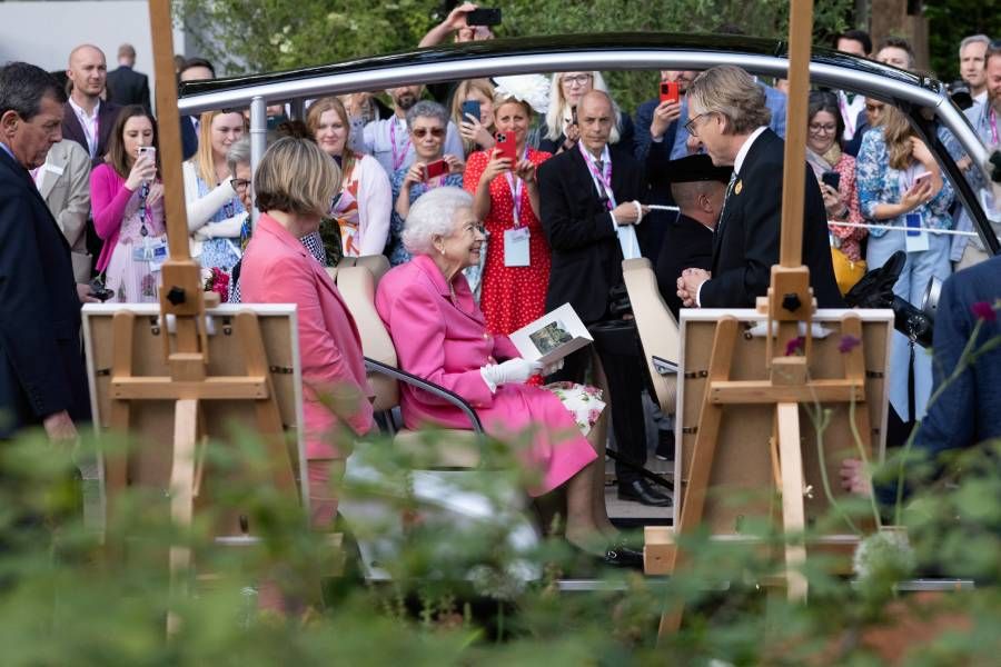 the queen chelsea flower show crowds