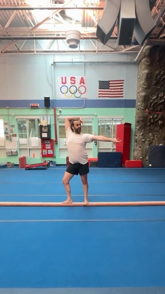 Jonathan Van Ness bereitet sich auf eine Gymnastikroutine in einer Trainingseinrichtung für ein Video vor, das auf Instagram geteilt wurde