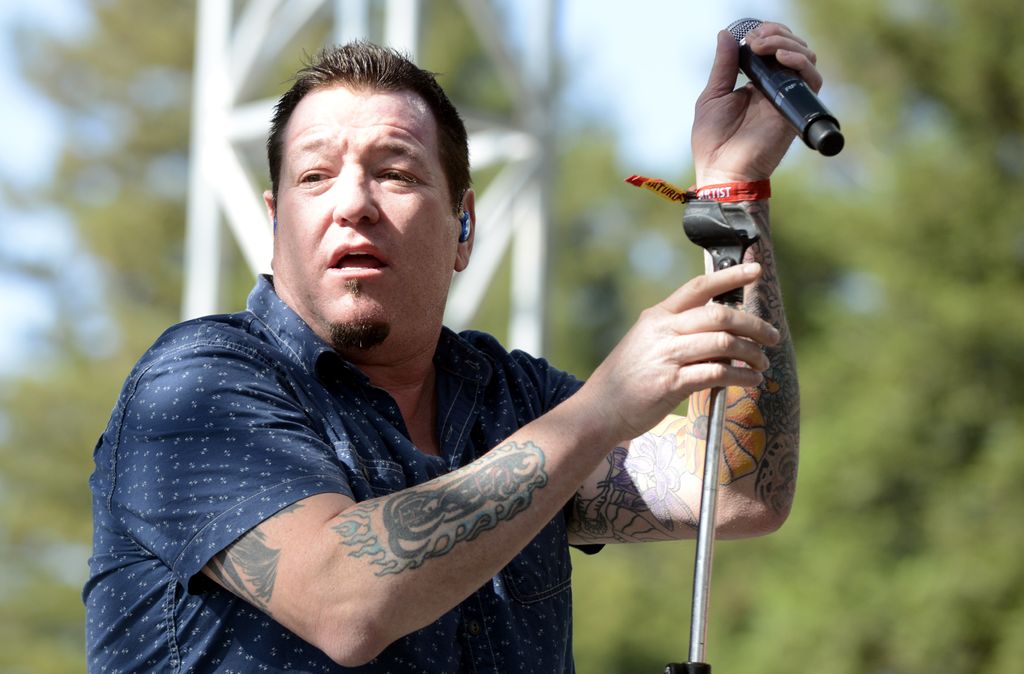 Steve Harwell of Smash Mouth singing