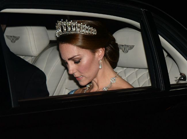 kate middleton royal banquet arriving
