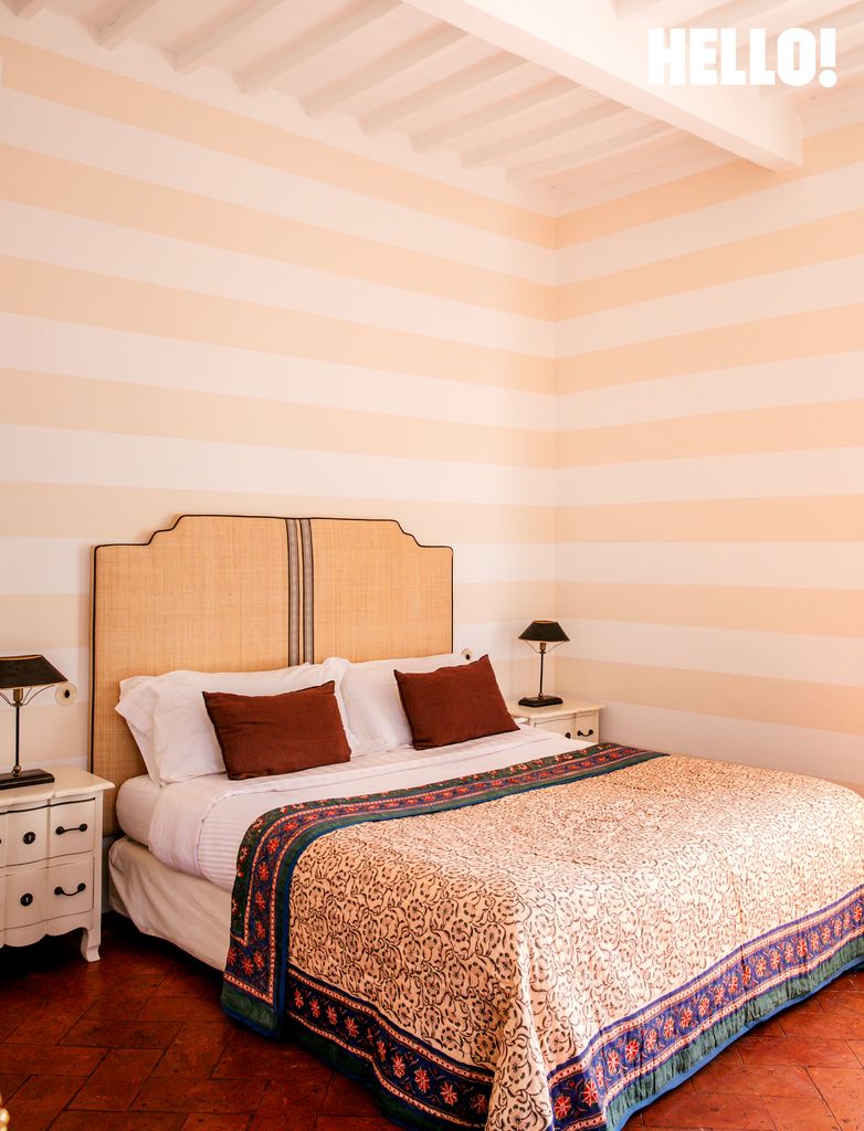 A guest room with a rattan headboard at Villa Talamo 