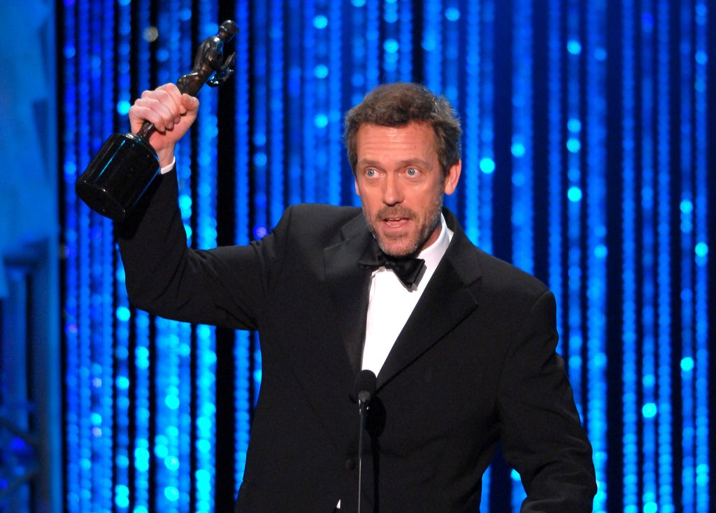 La vie de Hugh Laurie hors écran avec sa femme et ses trois enfants qui ont suivi ses traces 4 Hugh a remporté la performance exceptionnelle d'un acteur masculin dans une série dramatique pour House aux Screen Actors Guild Awards 2007.