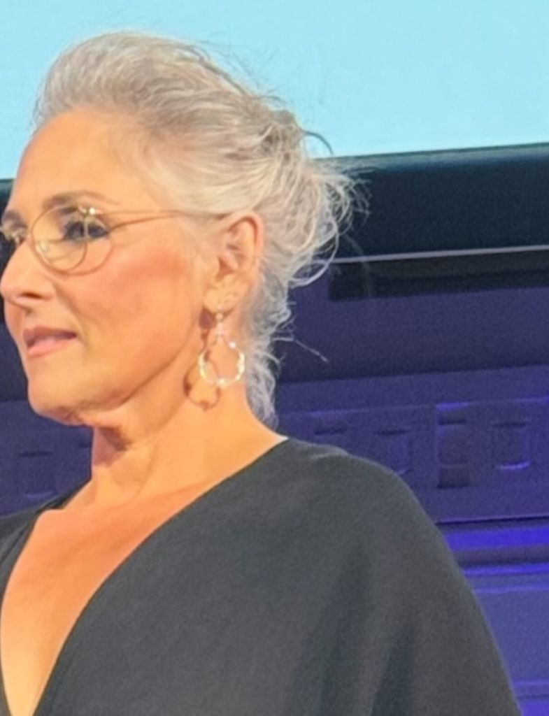 ricki lake photo showing excess skin on her chin