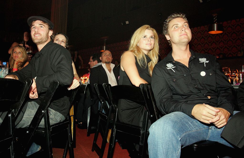 James Van Der Beek (L), l'actrice Joanna Garcia (2e R) et la chanteuse 'N Sync Lance Bass (R) assistent au lancement du "uBid pour le soulagement des ouragans" vente aux enchères caritative et bénéfice à l'Empire Ballroom le 15 octobre 2005 à Las Vegas, Nevada