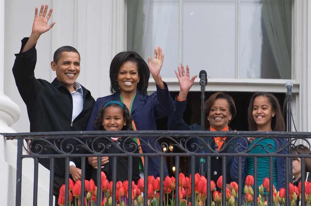 O presidente dos EUA, Barack Obama, acena ao lado da primeira-dama Michelle Obama, suas filhas Sasha (R) e Malia e Marian Robinson (2ª D), a mãe de Michelle, durante o rolinho anual de ovos de Páscoa da Casa Branca no gramado sul da Casa Branca em Washington, DC , em 13 de abril de 2009. Mais de 30 mil convidados participarão dos eventos deste ano, que incluem cozinha infantil, cozinha orgânica, apresentações musicais ao vivo, ioga infantil e o tradicional rolinho de ovo de Páscoa.