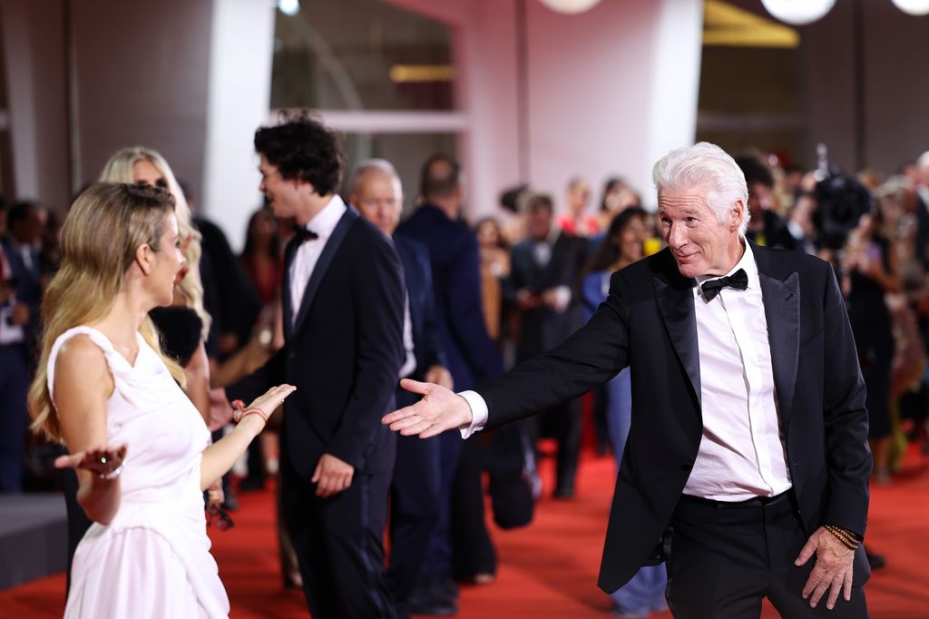 Alejandra Silva und Richard Gere besuchen den roten Teppich des Filming Italy Venice Award während der 81. Internationalen Filmfestspiele von Venedig am 1. September 2024 in Venedig, Italien.