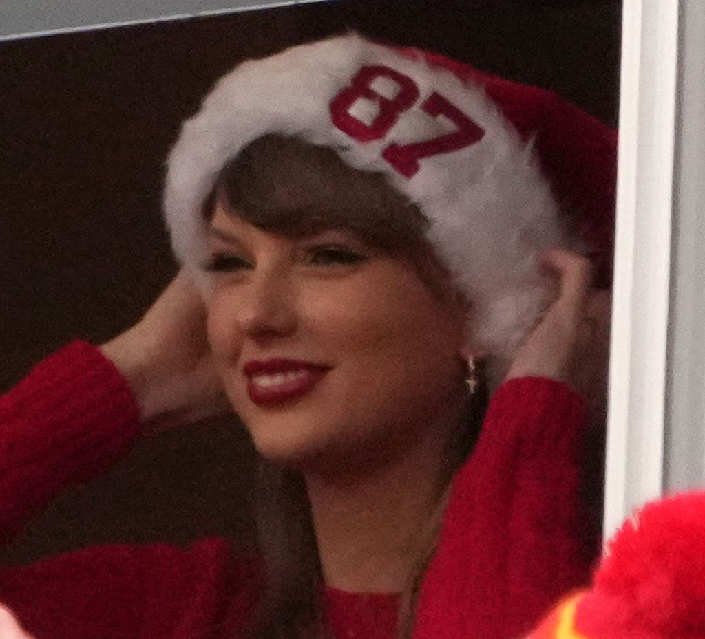 Taylor Swift wearing T earrings on Christmas Day 