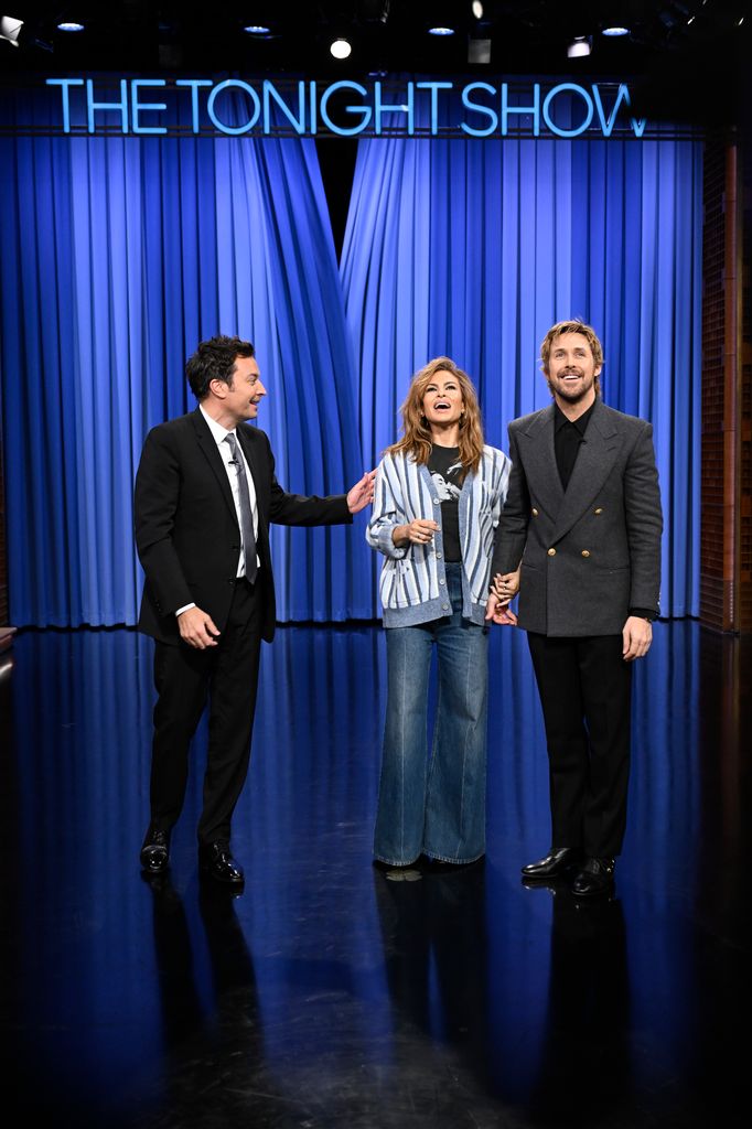   Eva Mendes et Ryan Gosling avec Jimmy Fallon sur scène