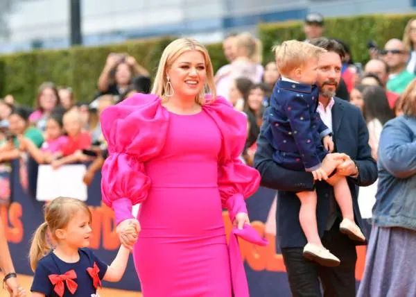 Kelly Clarkson with children and ex