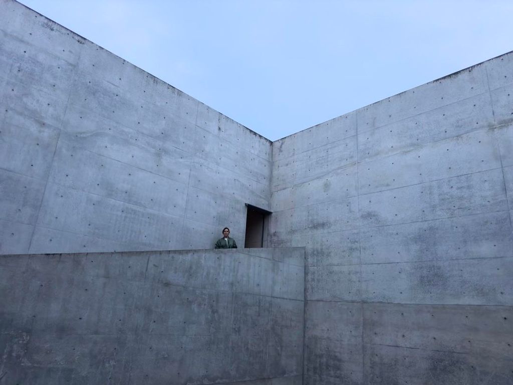 Mariska Hargitay showcases Tadao Ando's architectural stairs in a snap shared from her vacation to Japan
