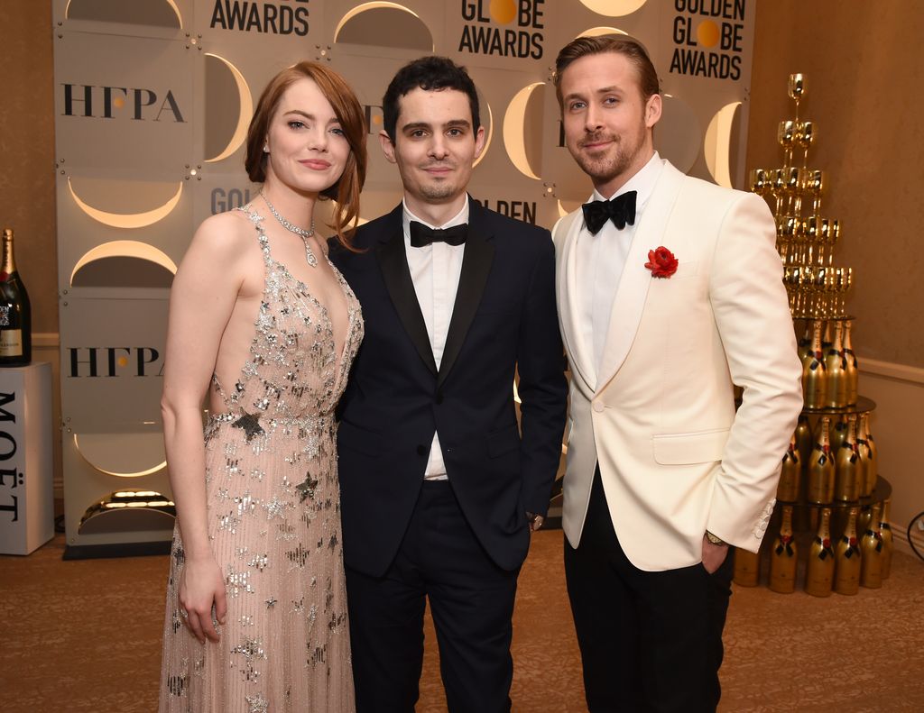 A atriz Emma Stone, o diretor Damien Chazelle e o ator Ryan Gosling participam da 74ª edição do Globo de Ouro Anual no Beverly Hilton Hotel em 8 de janeiro de 2017 em Beverly Hills, Califórnia.