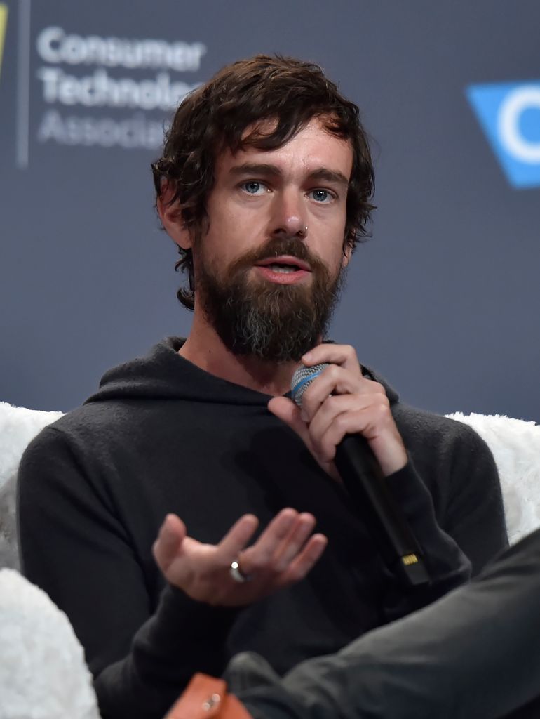 La valeur nette stupéfiante de Jack Dorsey qu'il veut « donner » de son vivant 4 photo de Jack Dorsey avec barbe et tenant un micro