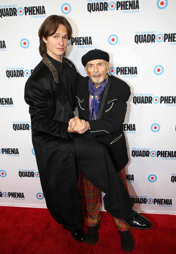 Ansel Elgort et le photographe Arthur Elgort posent lors de la soirée d'ouverture de Pete Townshend's "Quadrophenia, un ballet rock" au New York City Center le 14 novembre 2025 à New York