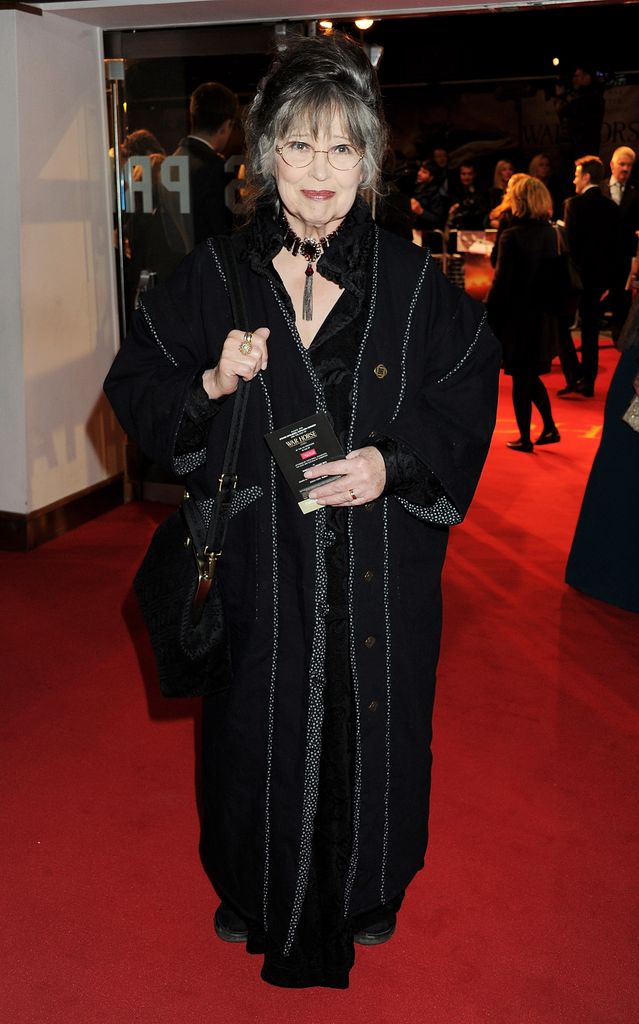 Christiane Kubrick dans une tenue entièrement noire lors de la première britannique de War Horse.