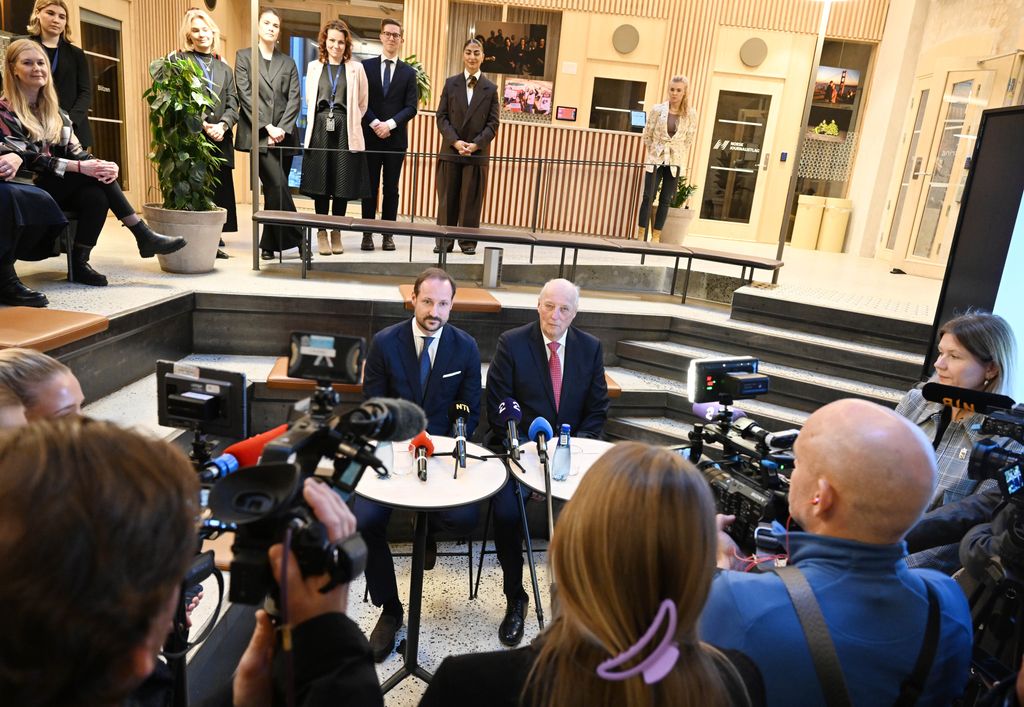 King Harald and Crown Prince Haakon visit Faktisk.no in Oslo