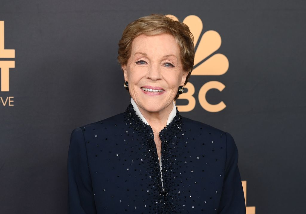 Julie Andrews exprime la chroniqueuse de potins 