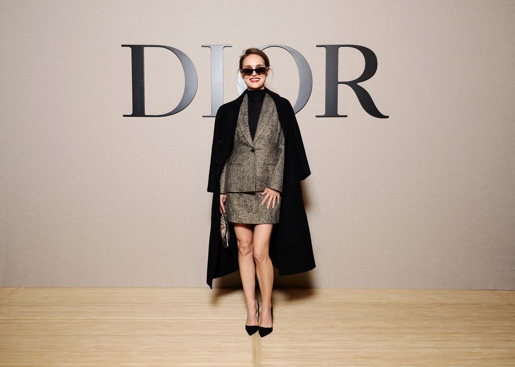 Natalie Portman em conjunto com saia dior 