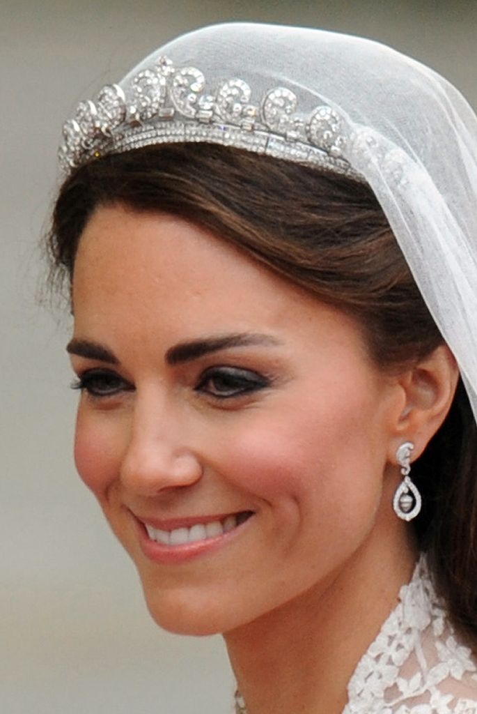 Kate, Duchess of Cambridge, smiles as they travel in the 1902 State Landau carriage along the Processional Route to Buckingham Palace, in London, on April 29, 2011. AFP PHOTO / BEN STANSALL (Photo credit should read BEN STANSALL/AFP via Getty Images)