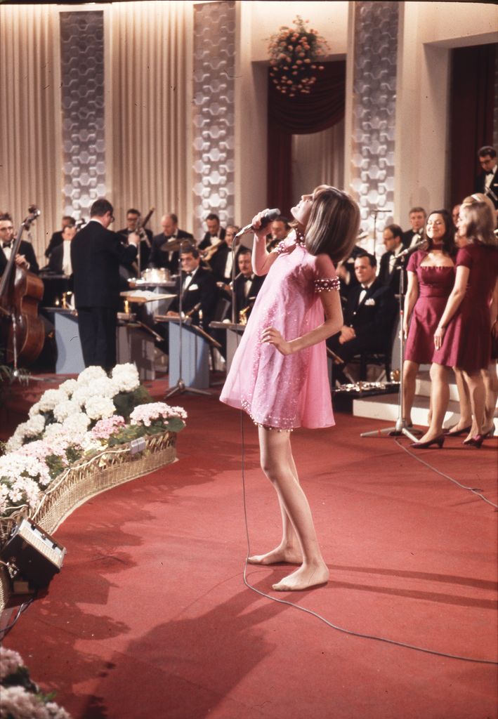 Sandie Shaw in a pink dress at Eurovision 1967
