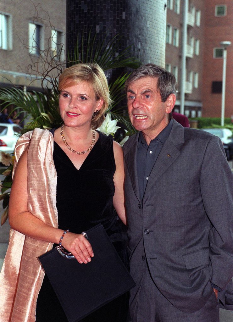 Jayne Male et Melvyn Hayes devant les studios de la BBC