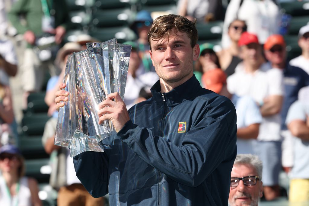 jack draper holding tennis trophy 